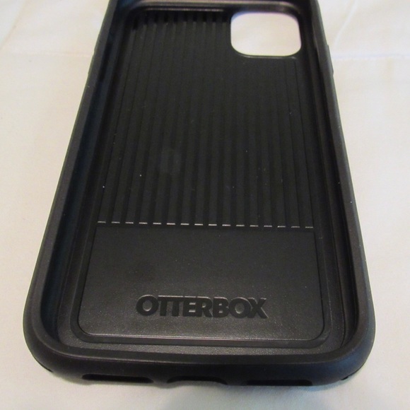 New OtterBox Symmetry Series iPhone 11 Case, Black - Picture 3 of 4